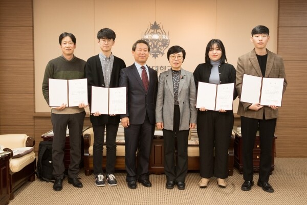 (왼쪽부터) 시상식에 참여한 정찬영 학생 아버지 정종국 씨, 하승훈 군, 오창환 신문방송사 주간, 김선희 전북대학교 부총장, 장유나 씨, 장민기 씨