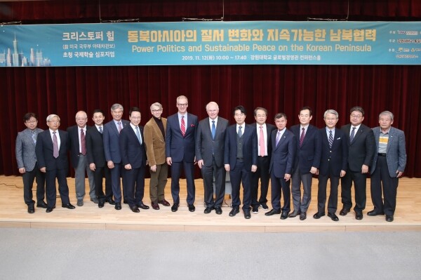 강원대학교(총장 김헌영)는 11월 12일 오전 9시30분 글로벌경영관 컨퍼런스홀에서 ‘동북아시아의 질서 변화와 지속가능한 남북협력’을 주제로 국제학술심포지엄을 개최했다. (사진: 강원대 제공)