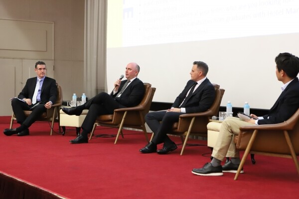 패널 토크 중인 (왼쪽부터) 크리스 존스 총 지배인, 니콜라스 레이시 총 지배인, 사무엘 다비넷 총 지배인, 최충범 교수 (사진: 세종대 제공)