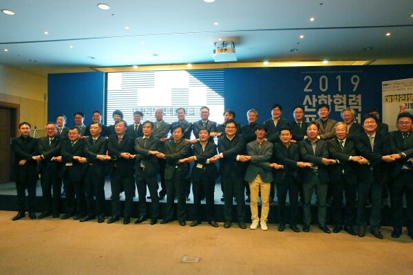 경일대학교(총장 정현태) 사회맞춤형 산학협력선도대학(LINC+) 사업단은 11월 7일 일산 킨텍스에서 열린 산학협력EXPO에서 34개 대학 LINC+사업단 및 연구기관과 ‘대학리빙랩네트워크 구축 협약’을 체결했다. (사진: 경일대 제공)