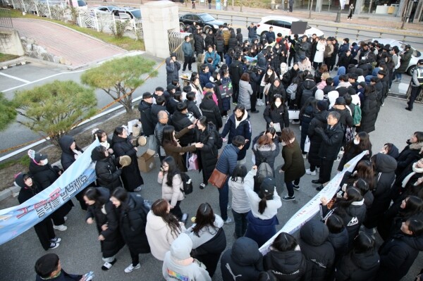 김병우 충북교육감이 수능날 수험생들을 응원하고 있다 (사진: 충북교육청)