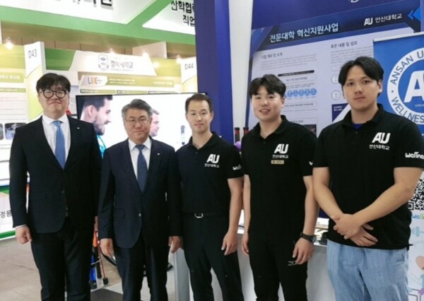 (왼쪽부터) 안산대 오종철 센터장, 안규철 총장, 최영인 부센터장, 배연준 운영지원팀장, 송민영 학생