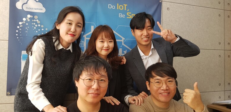 졸업을 앞둔 대학생들은 학점 취득과 함께 기업 실무를 미리 경험하고, 중소기업은 양질의 인력을 확보할 수 있는 ‘일석삼조’ 산학협력 인턴십 프로그램이 주목을 받는다. 사진은 학점연계 인턴십에 참여하고 있는 ‘파인원커뮤니케이션즈’에서 인턴으로 근무하고 있는 학생들과 직원들. (왼쪽 위부터 시계방향으로) 삼육대학교 이지우 씨, 경희대학교 심선하 씨, 영남대학교 장철원 씨, 파인원 주성윤 책임, 김윤철 선임