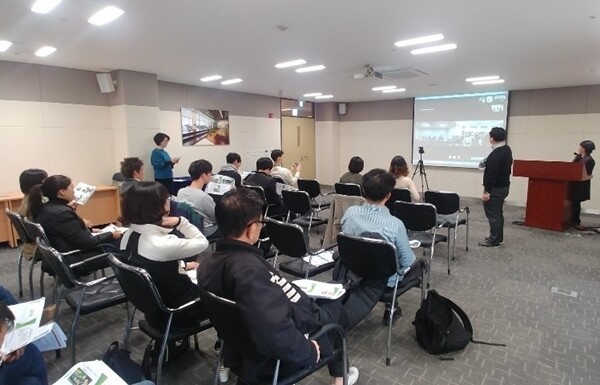 사이버한국외국어대학교(총장 김중렬) 일본어학부는 학생들이 학문적 시야를 넓히고 국제적인 감각을 기를 수 있도록 지난 11월 9일 사이버관 801호에서 일본 도호쿠분쿄대학(東北文教大学) 학생들과 실시간 원격 화상 강의를 진행했다. (사진: 사이버한국외대 제공)