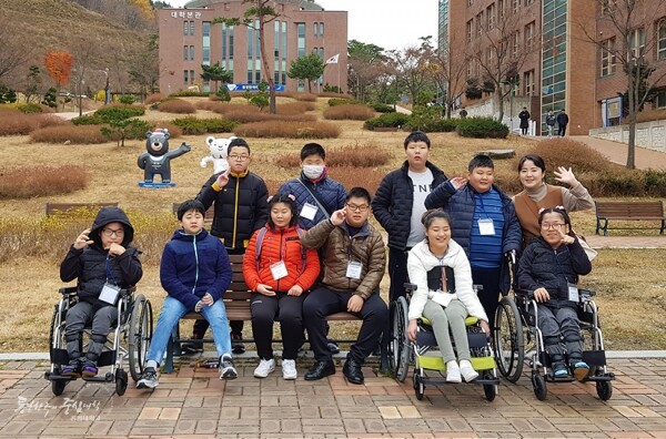 강원대학교(총장 김헌영) 보건과학대학(학장 김태형)은 태백미래학교(교장 전성호) 학생을 초청해 진로체험을 겸한 캠퍼스 견학프로그램을 진행했다. (사진: 강원대 제공)