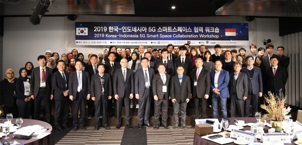 연세대학교(총장 김용학) 방송통신정책연구소(소장 이봉규)는 11월 15일 오전 9시부터 오후 5시까지 쉐라톤서울팔래스강남호텔에서 ‘한국-인도네시아 5G 스마트스페이스 협력 워크숍’을 세계이동통신사업자연합회(GSMA), 인하대 지능형 스펙트럼 엔지니어링 연구센터(SSE-ITRC)와 공동으로 개최했다. (사진: 연세대 제공)