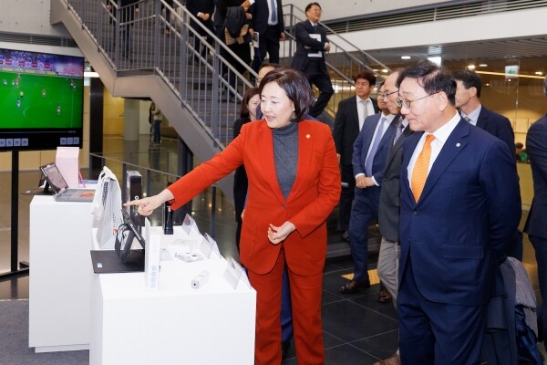 14일 연세대학교 제4공학관에서 열린 '자상한 기업 업무협약식'에 앞서 박영선 중기부 장관이 김용학 연세대 총장에게 브랜드 K 홍보부스에 마련된 제품들에 대한 설명을 하고 있다. (사진: 연세대 제공)