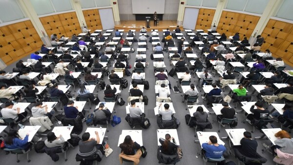 2020학년도 대입 수시모집 논술고사가 치러진 16일 오후 서울 광진구 능동로 건국대 새천년관 우곡국제회의장에서 수험생들이 논술고사에 열중하고 있다. (사진: 건국대 제공)