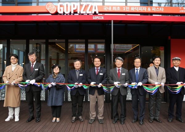 한남대 이덕훈 총장(왼쪽 다섯 번째)과 배정열 한남대신협 이사장(왼쪽 네 번째) 등이 18일 56주년기념관에서 피자전문점 개업 테이프커팅을 하고 있다.