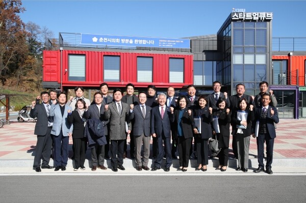 강원대학교(총장 김헌영)는 11월 20일 오전 11시 KNU스타트업큐브에서 「춘천시의회 초청 간담회」를 개최했다. (사진: 강원대 제공)