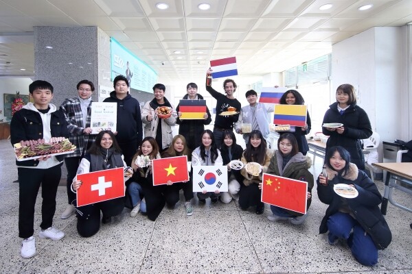명지대학교(총장 유병진) ‘세계음식축제’가 11월 20일 오전 9시부터 오후 2시까지 인문캠퍼스 학생회관 1층 로비에서 열렸다. (사진: 명지대 제공)