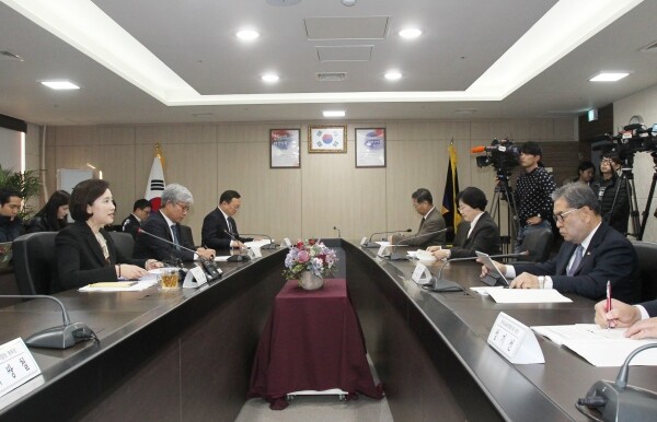 교육부는 20일 ‘제1차 고교 교육 혁신 추진단’ 회의를 열고, 2025년 자사고·외고·국제고의 일반고 일괄전환을 위한 초중등교육법 시행령 및 시행규칙의 개정안에 관한 사항을 논의했다.