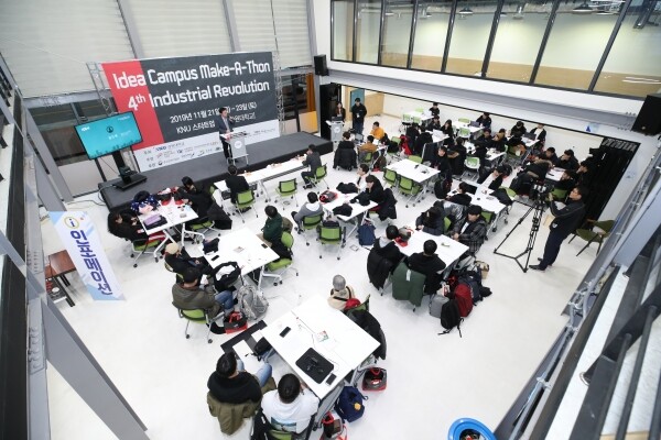 강원대학교(총장 김헌영)는 4차 산업혁명 시대의 창의적인 아이디어 발굴을 위해 11월 21일부터 23일까지 춘천캠퍼스 KNU스타트업큐브에서 「전국 대학생 Idea Campus 메이커톤(Idea Campus Make-A-Thon for 4th Industrial Revolution)」을 개최한다. (사진: 강원대 제공)