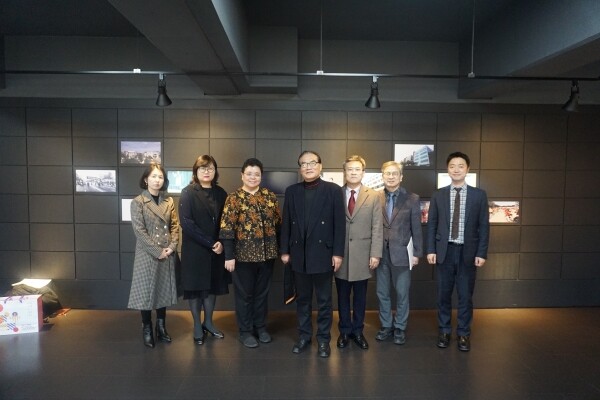 (좌측부터) 정선희 미용예술과 교수, 정지선 미용예술과 교수, 엘리사베스 룩미니 아트마자야 대학교  부총장, 박재흥 수원여자대학교 총장직무대행, 정상훈 학생처장, 박정근 국제교류원장, 유경재 국제교류원 담당