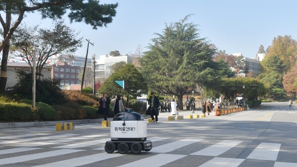 건국대학교는 국내 1위 배달앱 ‘배달의민족’을 운영하는 ㈜우아한형제들과 함께 서울 광진구 능동로 건국대 서울캠퍼스에 5대의 자율주행 배달로봇을 배치하고 ‘캠퍼스 로봇배달’을 시범 운영한다. (사진: 건국대 제공)
