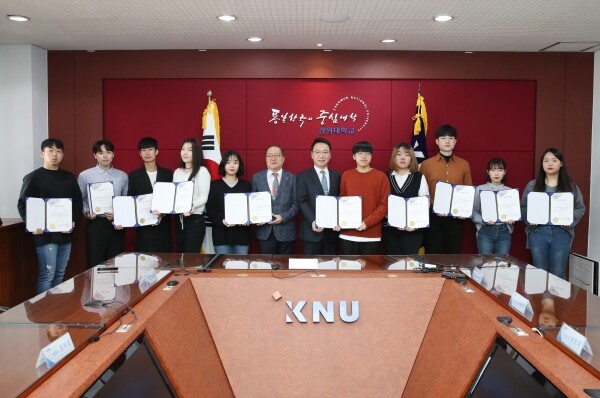 강원대학교 발전기금재단(이사장 김헌영)은 11월 27일 오전 11시 대학본부 교무회의실에서 「소·나·기 바자회」 수익금 1,000만 원을 학생들에게 장학금으로 전달했다. (사진: 강원대 제공)