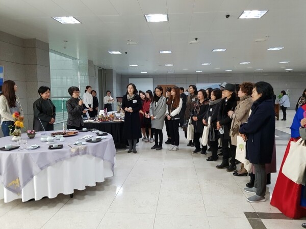 성신여자대학교(총장 양보경) 문화산업예술대학원은 한국문화콘텐츠전공 개설 20주년을 기념해 ‘성신(誠信), 한국문화를 품다’를 주제로 학술세미나와 전시회를 개최한다. 사진은 지난 2017년 '歲時 어제와 오늘' '차, 계절을 담다' 테이블세팅 작품 설명 (사진: 성신여대 제공)