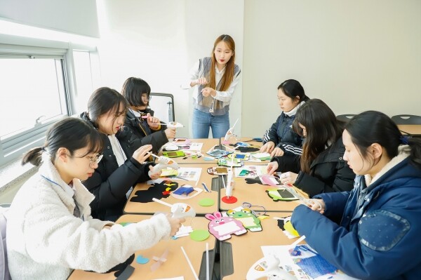가족복지학과 재학생이 고등학생들에게 영유아교구 제작에 대해 설명하고 있다. (사진: 상명대 제공)