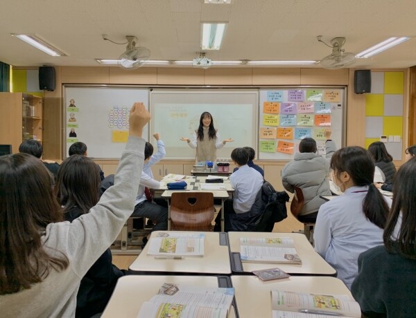 단비 교육법을 통해 수업중인 양주 덕계중학교에서 공동연구자인 남유영 교사가 학생의 질문을 받고 있다. (사진: 성신여대 제공)