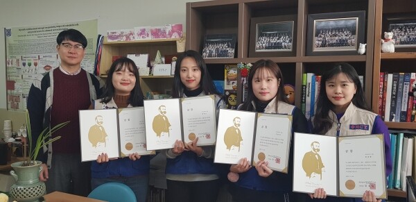 (왼쪽부터) 임상병리학과 김평환 교수, 3학년 권혜미, 정혜선, 이현지, 장세영 씨