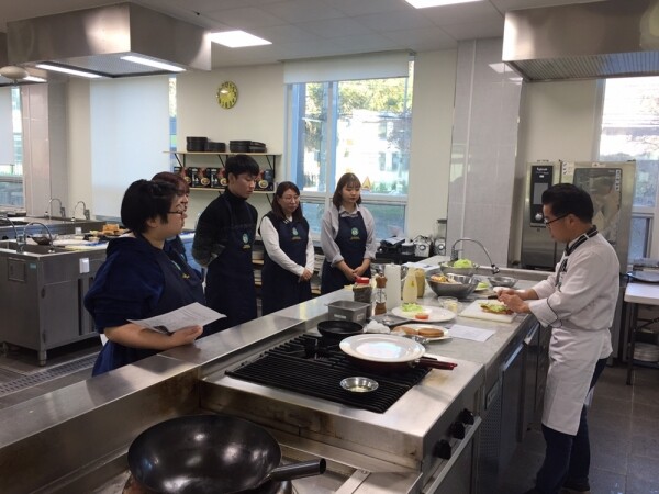 신성대에서 마련한 학교 밖 청소년 진로직업체험 행사 중 양식조리사 체험 모습