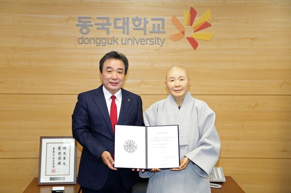 정각사 주지 정목스님이 동국대학교(총장 윤성이) 로터스관 건립을 위해 2,000만 원을 쾌척했다. (사진: 동국대 제공)