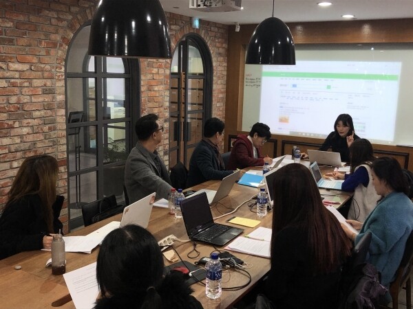 경희사이버대학교(총장 변창구) 미국문화영어학과는 11월 23일 홍릉캠퍼스 아카피스관에서 학과 특성화 프로그램인 ‘ITT 통번역 자격증 취득을 위한 스터디’ 1차 모임을 진행했다. (사진: 경희사이버대 제공)