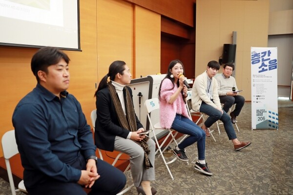 삼육대학교(총장 김성익) 이음인문교양교육연구소(소장 한금윤)와 숭실대 베어드교양대학은 12월 4일 교내 백주년기념관 장근청홀에서 ‘숭실대×삼육대 층간소음: 윗집 북한과 아랫집 남한의 소음극복 프로젝트’를 주제로 토크콘서트를 공동 개최했다. (사진: 삼육대 제공)