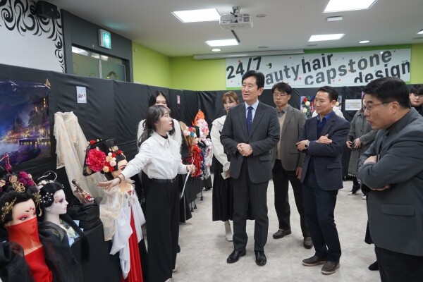 삼육보건대학교(총장 박두한) 뷰티헤어과는 전문대학 혁신지원사업의 일환으로 11월 28일 본 대학 U관 101호에서 ‘2417’을 주제로 캡스톤디자인 전시회를 개최했다. (사진: 삼육보건대 제공)