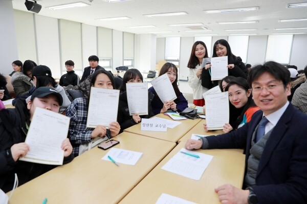 장학금 기부 약정서를 작성한 간호학과 4학년 학생들이 기념사진을 찍고 있다. 오른쪽은 정현철 학과장 (사진: 삼육대 제공)