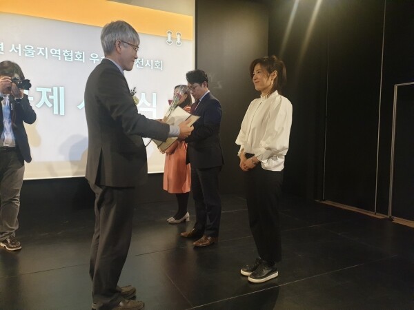 서일대학교(총장 우제창) 이종희 교수(실내디자인학과)가 산학연 서울지역협회에서 주관하는 우수과제 전시회에서 서울특별시장 표창장을 수상했다. (사진: 서일대 제공)