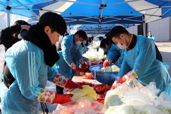 서울과학기술대학교(총장 이동훈, 이하 서울과기대)는 12월 5일 교내 제2학생회관 앞에서 「2019 사랑의 김장 담그기」행사를 개최했다. (사진: 서울과기대 제공)