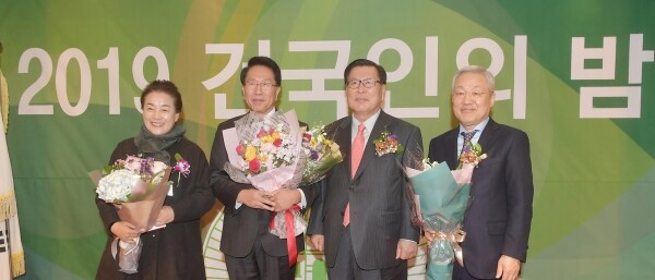 2019자랑스러운 건국인상 수상자. (왼쪽부터) 김명자 김시명 회장, 이윤보 총동문회장, 양동훈 회장 (사진: 건국대 제공)