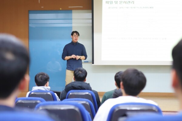 ‘회사에서 인정받는 신입사원 되기’ 프로젝트에 참여한 예비 신입사원들이 지난 4일 인하대 학생회관 회의실에서 강의를 듣고 있다.