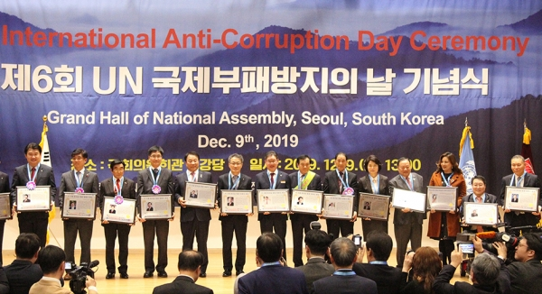 동덕여자대학교 김명애 총장이 12월 9일 UIA국제단체연합소속 및 국민권익위원회소관 (사)부패방지국민운동본부가 선정한 ‘2019년 이 시대 한국을 빛낸 청렴인 대상’을 수상했다. (사진: 동덕여대 제공)