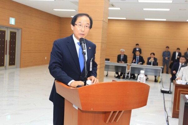 국정감사에서 이상경 총장 (출처: 경상대)