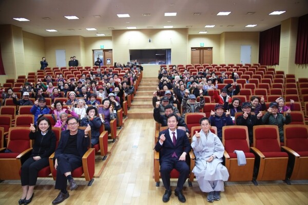 성신체인지사회봉사단과 시립강북노인종합복지관의 주관으로 열린 강북구 어르신 초청행사 참석자들이 기념사진 촬영을 하고 있다.