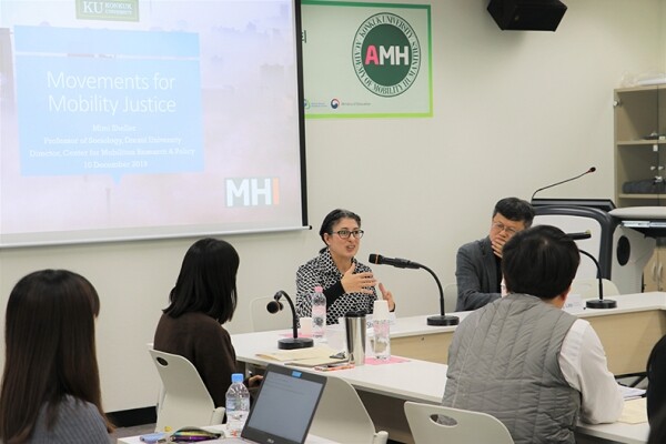 건국대학교 인문한국플러스(HK+)사업단 모빌리티인문학 연구원(원장 신인섭)은 《모빌리티 정의(Mobility Justice)》의 저자인 미국 드렉셀대학(Drexel University) 미미 셸러(Mimi Sheller) 교수를 초청해 ‘모빌리티 정의를 위한 운동(Movements for Mobility Justice)’을 주제로 11일 교내 새천년관에서 초청강연회를 개최했다. (사진: 건국대 제공)