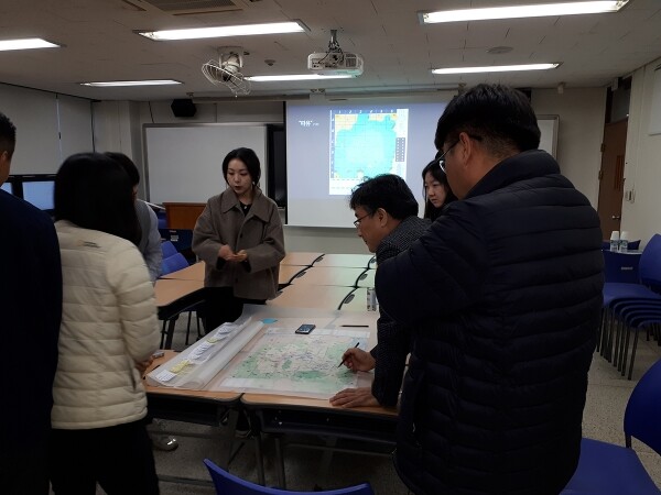 목원대 광고홍보언론학과 학생들이 직접 제작한 ‘대전관광안내도를 이용한 보드게임’을 대전광역시청 관광마케팅과 관계자들 앞에서 시연하고 있다.