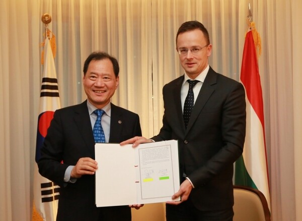협약식 기념촬영. 단국대 김수복 총장(좌)과 페테르 시야르토 헝가리 외교통상부장관(우) (사진: 단국대 제공)