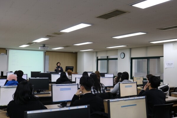 컴퓨터공학과 학생들이 수업을 듣고 있다. (사진: 세종대 제공)