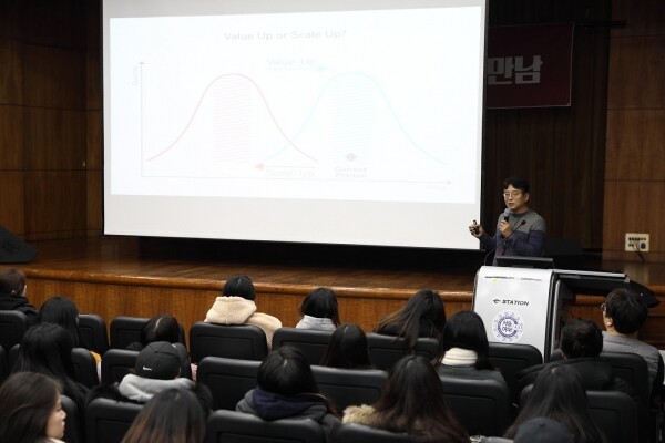 서울여자대학교(총장 전혜정) 산학협력단은 12월 10일 서울시 노원구 서울여대 바롬인성교육관 국제회의실에서 다리와사람들 정두철 대표를 초청해 ‘명인명촌, 이야기가 있는 보물을 찾아서’라는 주제로 특강을 개최했다. (사진: 서울여대 제공)