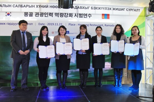 문화체육관광부 조성학 주무관(왼쪽 첫 번째)이 시범연수를 마치고 우수학생에게 수료증을 수여한 뒤 기념촬영을 하고 있다. (사진: 세종대 제공)