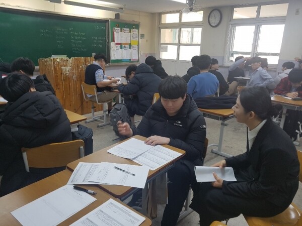 한밭대학교(총장 최병욱)는 대학일자리본부 주관으로 12월 12일 충남기계공업고등학교를 방문해 2학년 학생들을 대상으로 학과별 특성에 맞는 자기소개서 특강을 진행했다. (사진: 한밭대 제공)