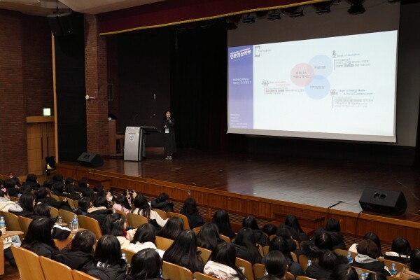 서울여자대학교(총장 전혜정)는 12월 13일 서울시 노원구 서울여대 학생누리관에서 「중학교 자유학기제 지원 꿈수(SWU)레 전공체험박람회」를 개최했다. (사진: 서울여대 제공)