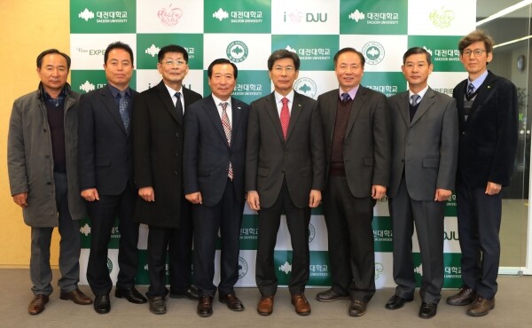 (사진 왼쪽부터)정균철 유정TMR영농조합 대표이사, 강호계 잉글리쉬엔(주)대전본부장, 김홍래 ㈜마이크로닉스시스템 대표이사, 이종서 총장, 천상필 군사학과 교수, 허창회 안전융합학부 교수, 박범기 취업지원팀 과장