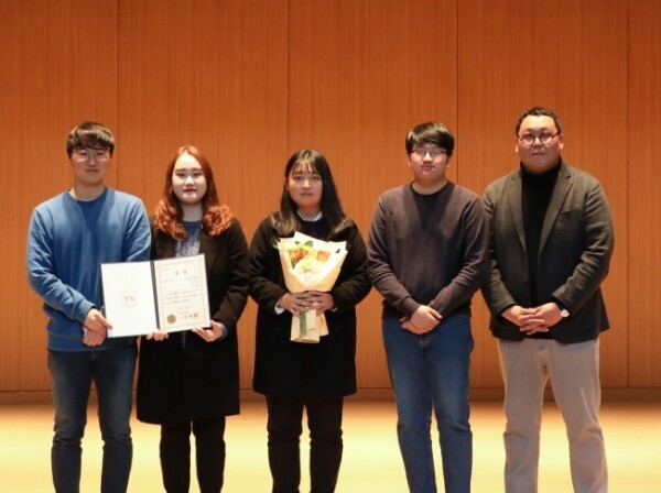 (왼쪽부터) 이동규, 강수경, 최지현, 조민기 학생과 이후기 지도교수