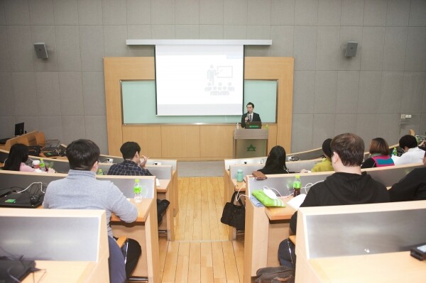 서울사이버대학교(총장 이은주) 문화예술경영학과가 재학생들의 실무에 도움이 되는 자격증 취득 기회를 제공하기 위해, ‘한국공연장매니저협회’와 함께 오는 12월 21일(토) ‘하우스매니저 2급 자격대비반’ 특강을 개최한다. (사진: 서울사이버대 제공)
