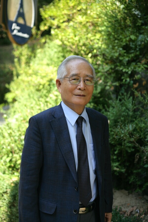서강대학교 총동문회(회장 김광호)는 2019년(제23회) 자랑스러운 서강인상 수상자로 차하순 명예교수(사학과), 고영수 ㈜청림출판 대표이사 회장, 김태주 ㈜플랜티넷 대표이사 등 3명을 선정했다. 차하순 교수가 자랑스러운 서강인상을 받고 있다. (사진: 서강대 제공)
