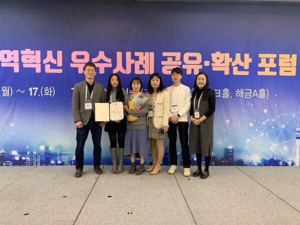 연세대학교(총장 김용학) 백준상·이상원 교수(생활디자인학) 연구팀과 서울시립서북병원이 진행한 ‘스마트 결핵퇴치’ 사업이 행정안전부 ‘2019년 디지털 사회혁신 우수 사례’로 선정돼 행정안전부 장관상을 수상했다. (사진: 연세대 제공)